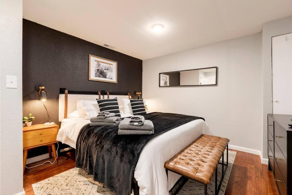 Adorable 2-Bedroom Modern Basement Denver Ngoại thất bức ảnh