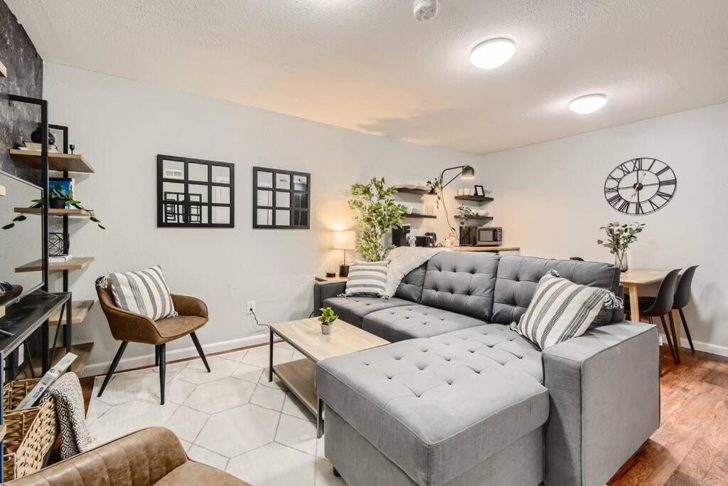 Adorable 2-Bedroom Modern Basement Denver Ngoại thất bức ảnh