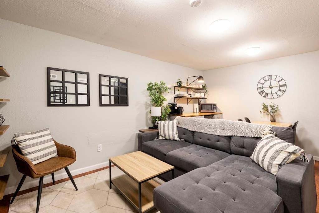 Adorable 2-Bedroom Modern Basement Denver Ngoại thất bức ảnh