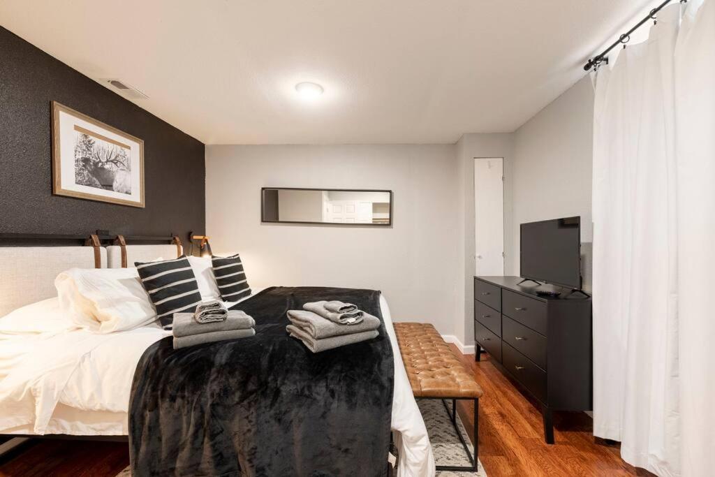 Adorable 2-Bedroom Modern Basement Denver Ngoại thất bức ảnh