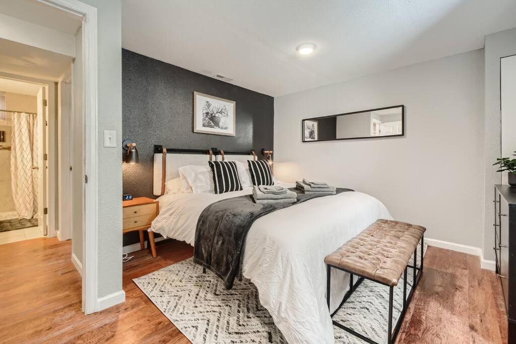 Adorable 2-Bedroom Modern Basement Denver Ngoại thất bức ảnh