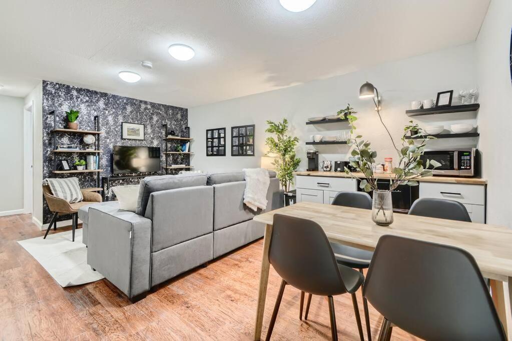 Adorable 2-Bedroom Modern Basement Denver Ngoại thất bức ảnh