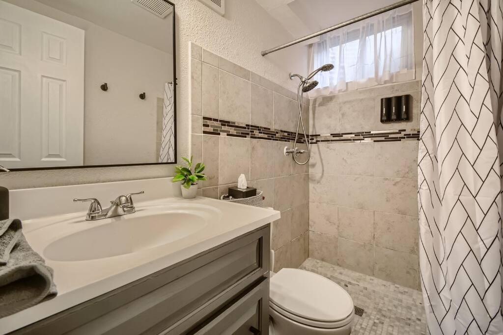Adorable 2-Bedroom Modern Basement Denver Ngoại thất bức ảnh