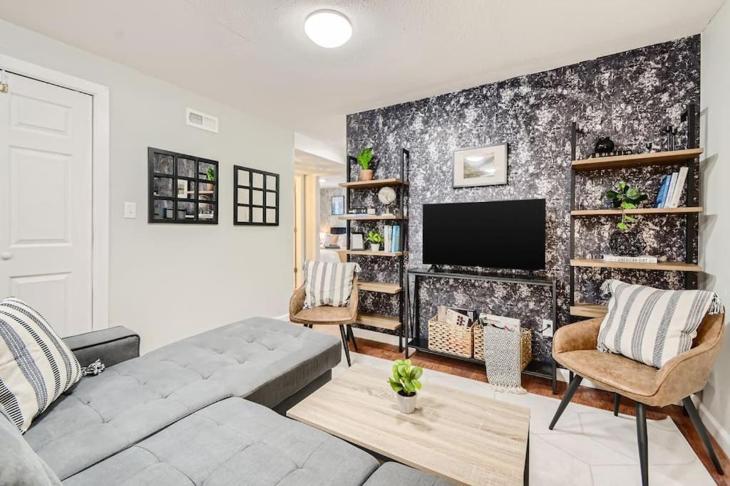 Adorable 2-Bedroom Modern Basement Denver Ngoại thất bức ảnh