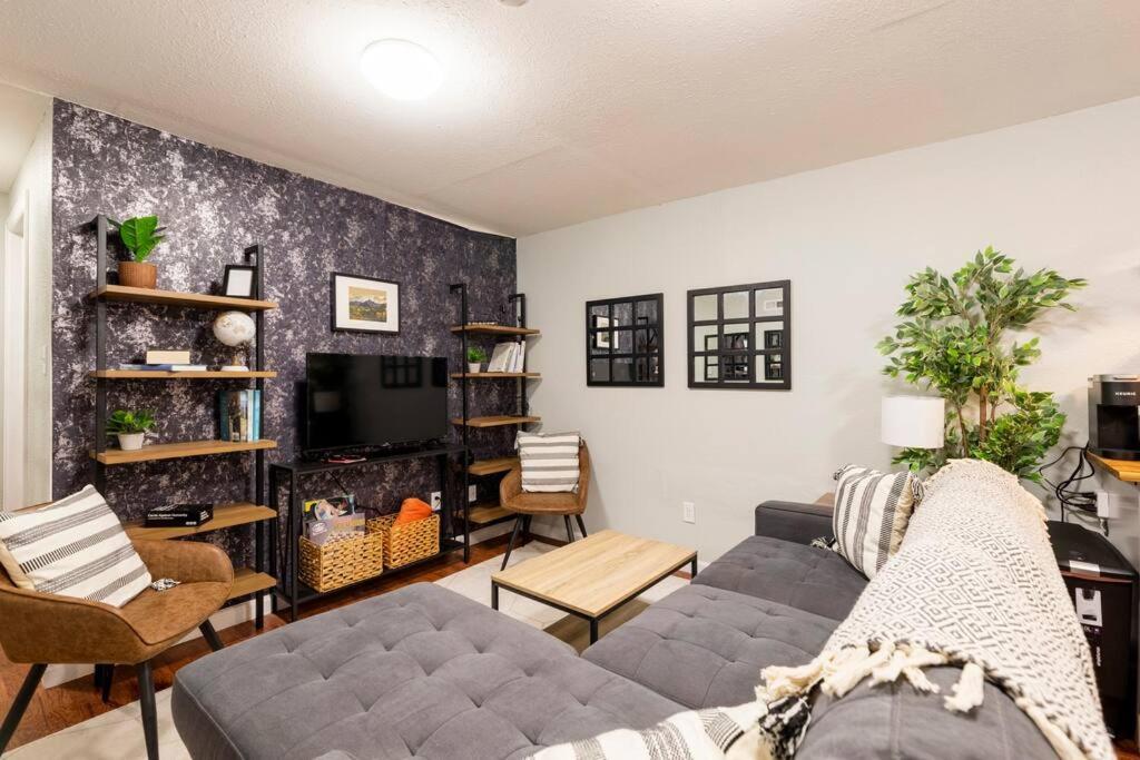 Adorable 2-Bedroom Modern Basement Denver Ngoại thất bức ảnh